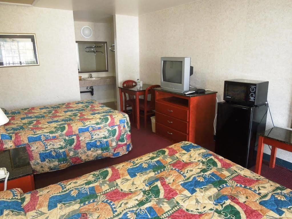 Atrium Inn & Suites Галуоей Екстериор снимка