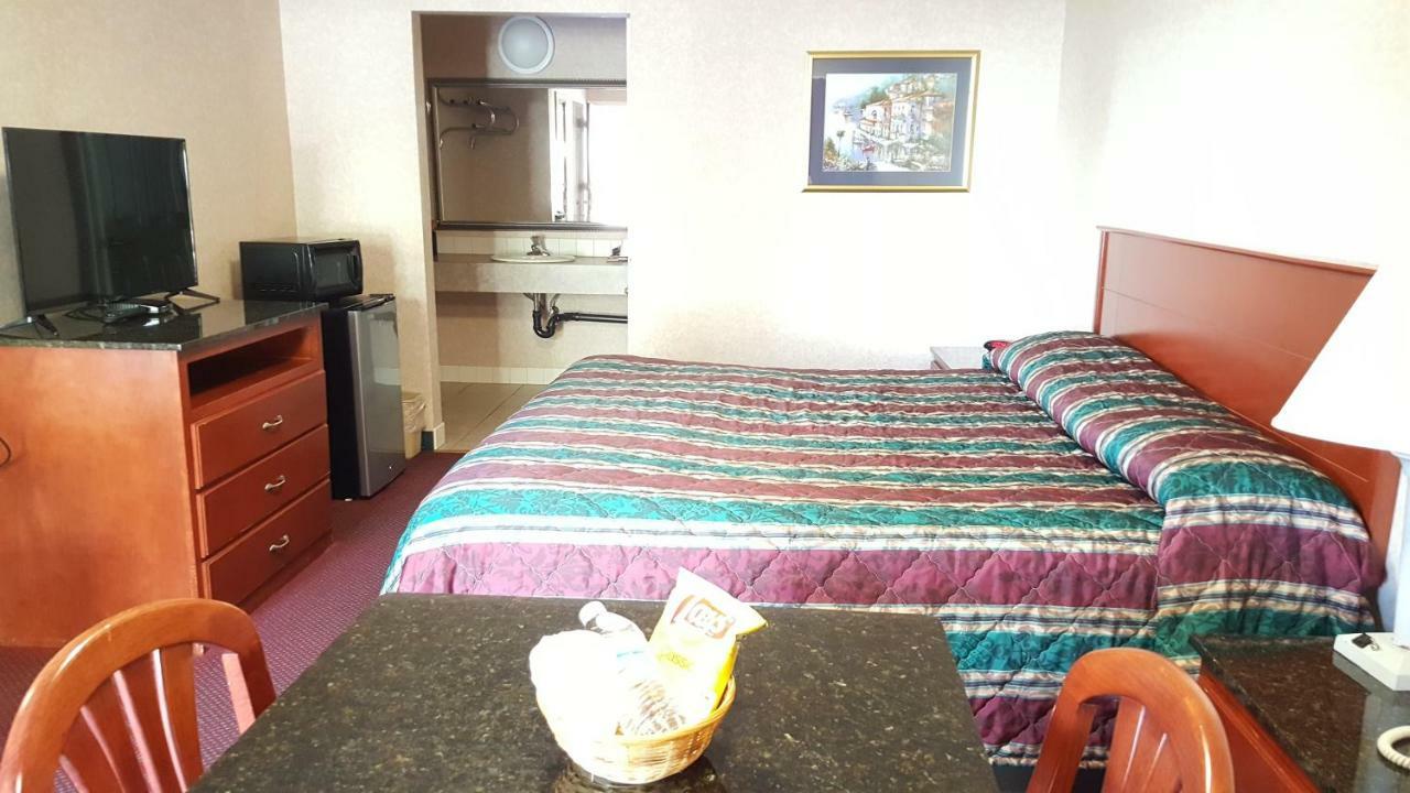 Atrium Inn & Suites Галуоей Екстериор снимка