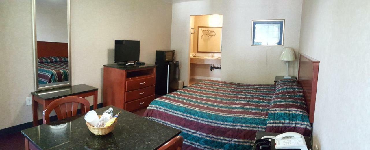 Atrium Inn & Suites Галуоей Екстериор снимка